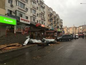 Mai multe mașini au fost avariate la Fălticeni după ce o șarpantă a fost smulsă de vânt