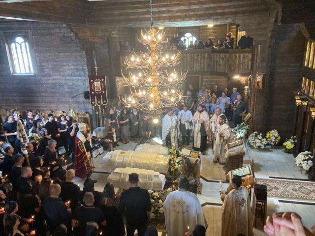 La biserica, slujba religioasă a fost oficiată de șapte preoți, în frunte cu Preasfințitul Damaschin Dorneanul, Episcop-Vicar al Arhiepiscopiei Sucevei și Rădăuților