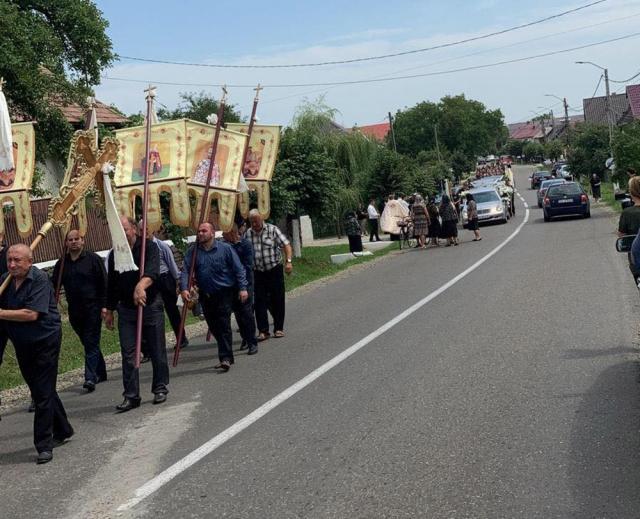Cortegiul funerar care i-a petrecut pe cei trei membri ai familiei Huluță pe ultimul drum