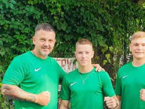 Antrenorul Andu Vornicu, alături de cei doi proaspeți vicecampioni naționali la box pentru tineret