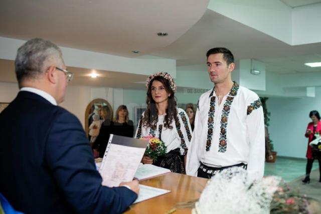 Vicecampionul Olimpic Marius Cozmiuc și canotoarea Ionela Cozmiuc, campioană mondială la dublu vâsle seniori,la căsătoria oficiată în 2017 de primarul Ion Lungu