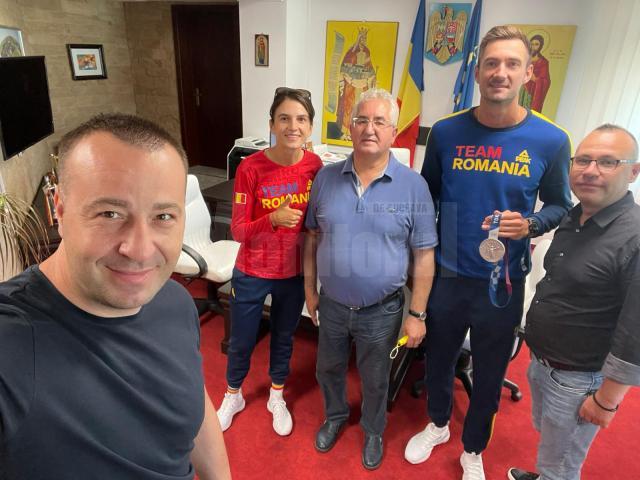 Vicecampionul Olimpic Marius Cozmiuc și canotoarea Ionela Cozmiuc, campioană mondială la dublu vâsle seniori, alături de conducerea municipalității sucevene 3