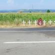 Șapte cruci albe la locul accidentului în care au murit trei membri ai unei familii din Suceava