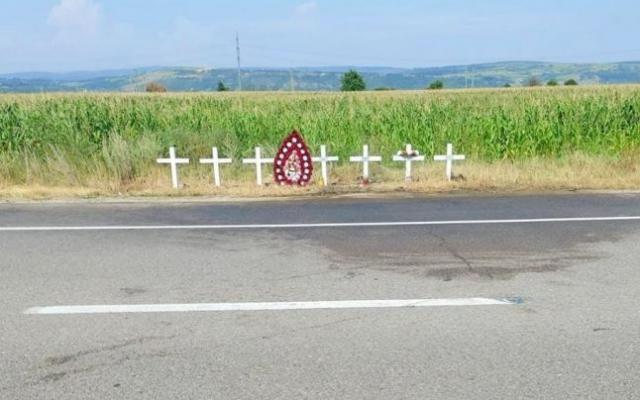Șapte cruci albe la locul accidentului în care au murit trei membri ai unei familii din Suceava FOTO David Jonathan
