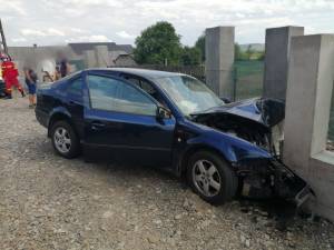 Un șofer a ”zburat” cu mașina într-un stâlp de gard