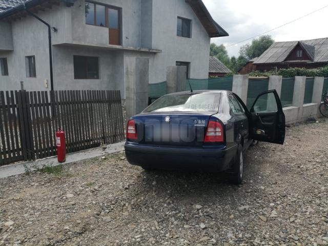 Un șofer a ”zburat” cu mașina într-un stâlp de gard