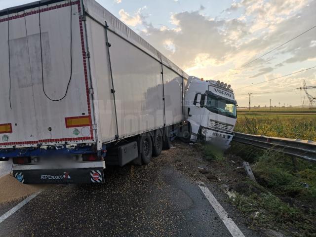 Unul dintre autotrenuri s-a oprit în balustrada de pe marginea drumului