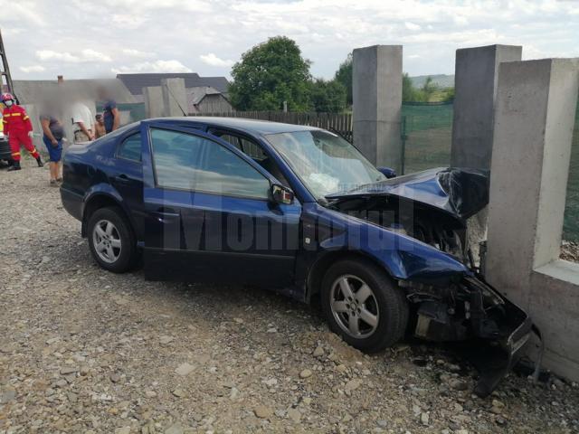Un șofer a ”zburat” cu mașina într-un stâlp de gard