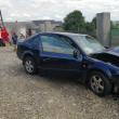 Șoferul care a intrat cu mașina în stâlpul unui gard era băut zdravăn