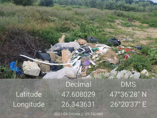 Deșeurile aruncate pe malul râului Suceava