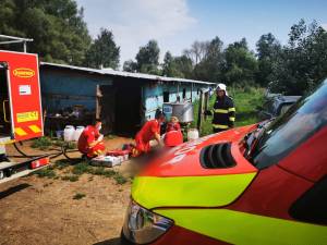 Două persoane au rămas imobilizate într-o fântână. Unul dintre bărbați a fost scos în stare gravă