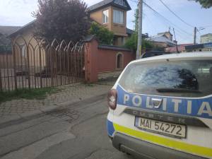 Maşina de poliţie în timpul percheziţiei la casa fostului deputat