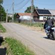 Tânărul și motocicleta cu care se deplasa