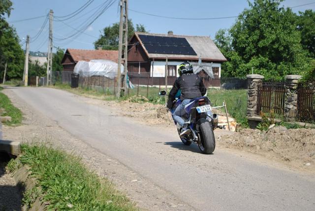 Tânărul și motocicleta cu care se deplasa