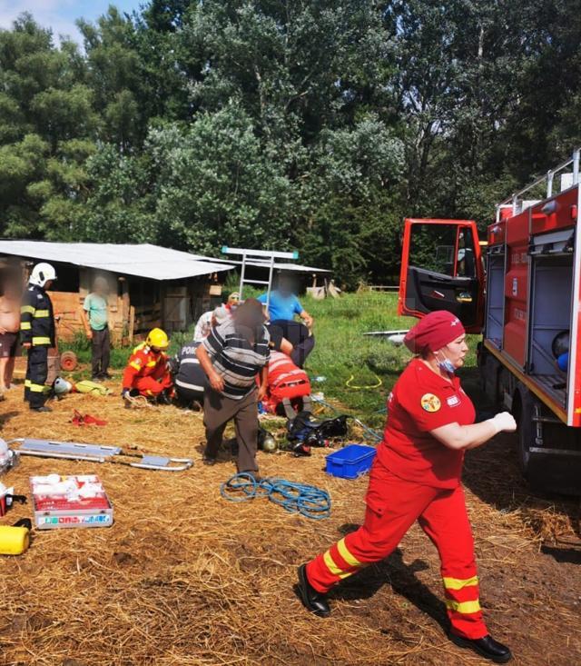 Un bărbat a murit și altul a ajuns la spital după ce s-au intoxicat în timp ce curățau o fântână