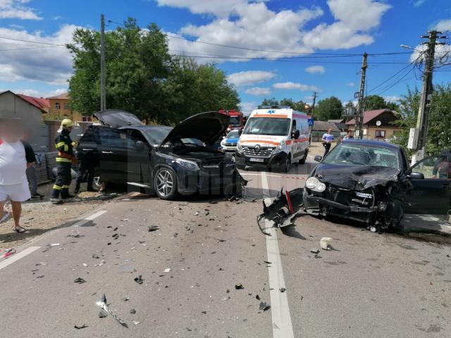 Cinci răniți, după o coliziune violentă între două mașini, la Milișăuți