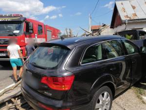 Impact puternic intre o autoutilitara si un autoturism Audi, la Frasin 3