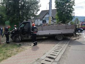 Impact puternic intre o autoutilitara si un autoturism Audi, la Frasin 4