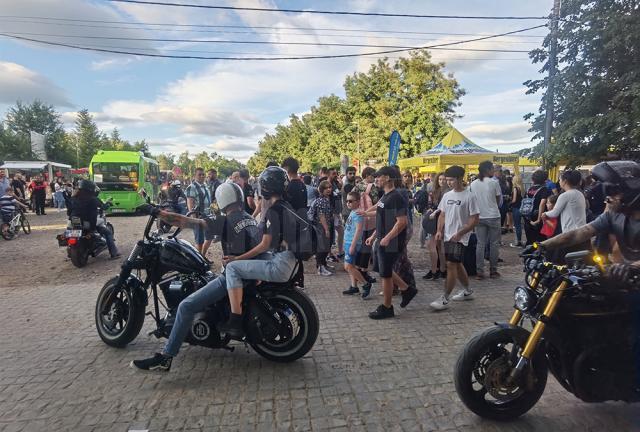 Coadă la intrarea la festivalul de rock Bucovina Motorfest. Foto Cosmin Romega