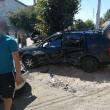 Unul dintre autoturisme a fost lovit violent, din lateral, fiind proiectat într-un stâlp