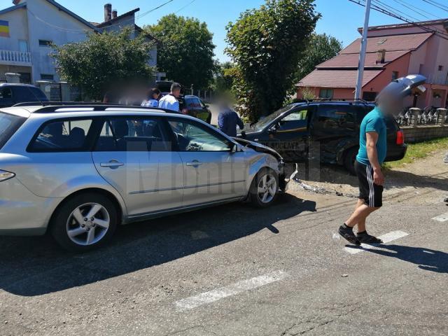 Două mașini au fost implicate într-un accident rutier produs duminică