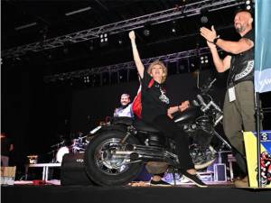 Teodora Munteanu, câștigatoarea marelui premiu al festivalului Bucovina Motorfest Suceava, o motocicletă Yamaha