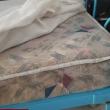 Saltele murdare, paturi cu arcuri scoase,descoperite la Centrul de la Sasca Mică
