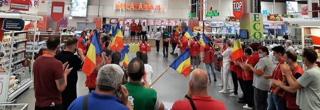 Olimpicii suceveni Marius și Ionela Cozmiuc, sărbătoriți la Auchan Suceava, în aplauzele angajaților și a clienților hypermarketului