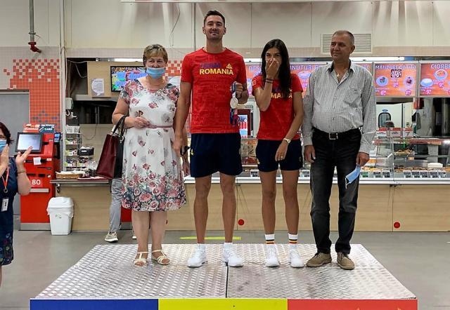 Olimpicii suceveni Marius și Ionela Cozmiuc, sărbătoriți la Auchan Suceava, alături de familia lor și familia Auchan