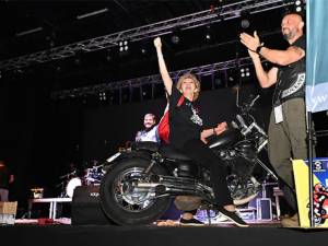 Teodora Munteanu, câștigatoarea marelui premiu al festivalului Bucovina Motorfest Suceava, o motocicletă Yamaha