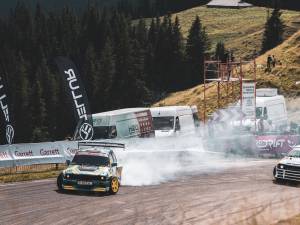 Spectacol cu sute de cai putere și mii de spectatori la etapa națională de drift de pe TransRarău