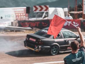 Spectacol cu sute de cai putere și mii de spectatori la etapa națională de drift de pe TransRarău