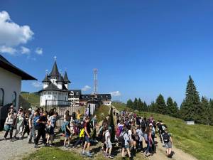 Drumeție spectaculoasă în Munții Rodnei pentru 115 tineri din parohiile Arhiepiscopiei Sucevei și Rădăuților
