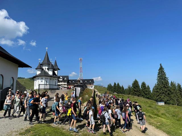 Drumeție spectaculoasă în Munții Rodnei pentru 115 tineri din parohiile Arhiepiscopiei Sucevei și Rădăuților