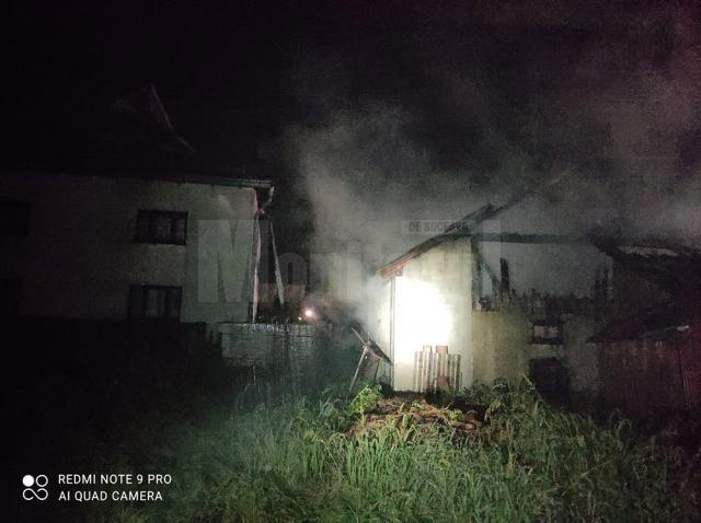 O casă nelocuită a luat foc după ce a fost lovită de trăsnet