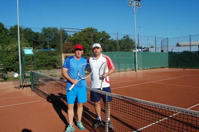 Mihai Pânzaru, în dreapta imaginii, a câștigat finala cu Cristian George Buteanu