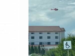 Având în vedere fractura de coloană și starea pacientului, transferul s-a realizat cu elicopterul SMURD