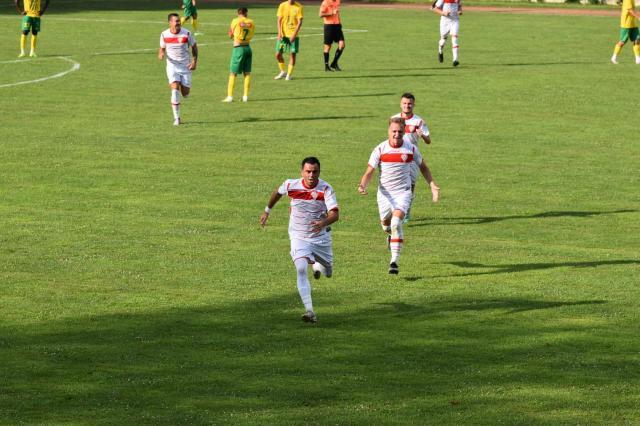 Cainari exulta dupa cele trei goluri marcate in poarta Forestei. Foto Facebook - Sportul Botosanean in Imagini