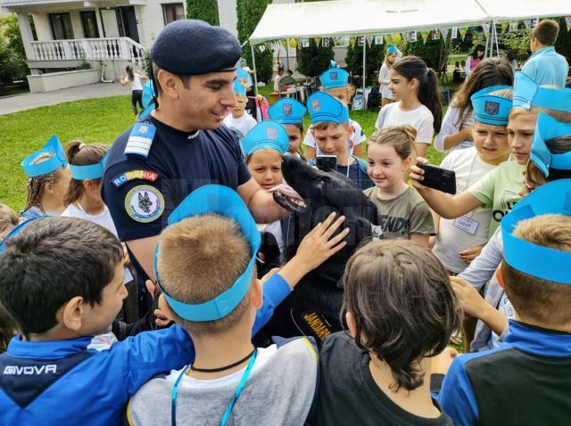 Elevi de la Școala „Ion Creangă” și de la Centrul Social de Zi „Sf. Vineri” Suceava, la școala ,,Prieteni de vară”