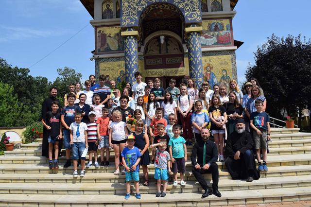 Activități cu copiii. Foto Arhiepiscopia Sucevei și Rădăuților