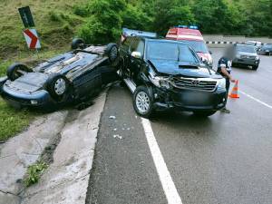 Două accidente în aceeași curbă: o mașină răsturnată, izbită după cinci minute de alt autoturism
