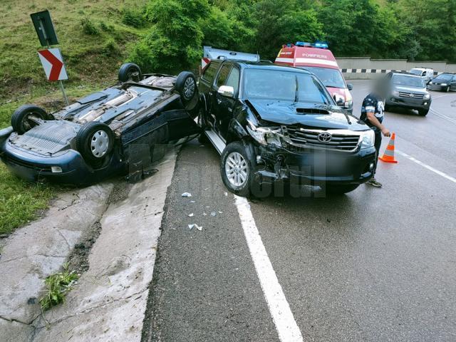 Două accidente în aceeași curbă: o mașină răsturnată, izbită după cinci minute de alt autoturism