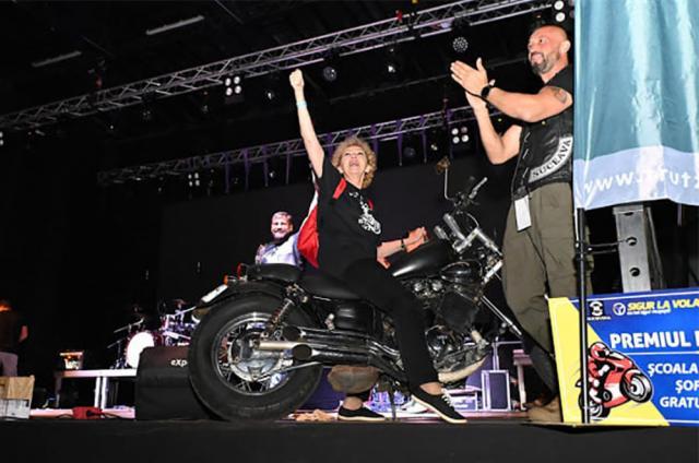 Teodora Munteanu, câștigătoarea marelui premiu al festivalului Bucovina Motorfest Suceava, o motocicletă Yamaha