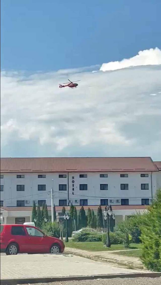 Tânărul a fost transferat cu un elicopter SMURD