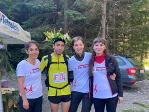 Voluntarii EGGER alături de Gabriel Bularda, câştigătorul cursei Lady’s Rock 48k, sponsorizată de EGGER