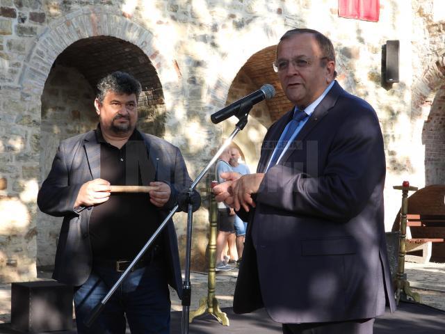 Președintele CJ, Gheorghe Flutur și directorul Muzeului Bucovinei, Emil Ursu la deschiderea oficială a festivalului medieval
