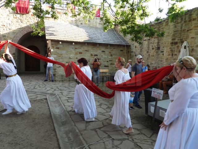 Piesa de teatru Apus de soare, jucată în curtea interioară a Cetății de Scaun Suceava