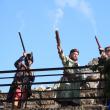 Salve de archebuză trase pentru a vesti deschiderea oficială a festivalului medieval în Cetatea Sucevei