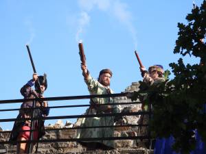 Salve de archebuză trase pentru a vesti deschiderea oficială a festivalului medieval în Cetatea Sucevei