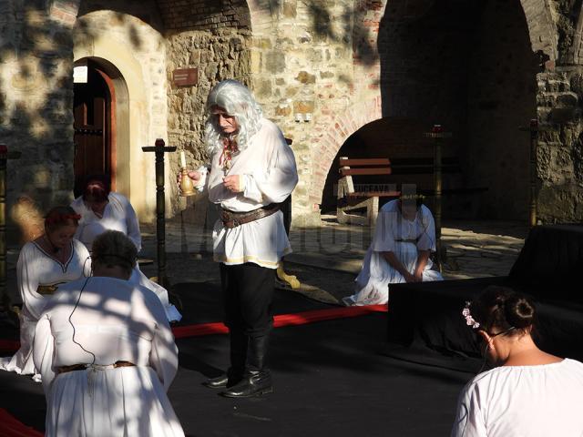 Piesa de teatru ”Apus de soare”, jucată în curtea interioară a Cetății de Scaun Suceava